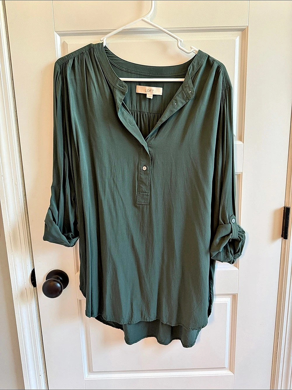 LOFT Button Front Blouse in Green Size Medium Like New